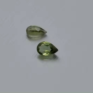 รูปร่างตัดแพร์ธรรมชาติ 100% Moldavite พลอยแท้หลวมสําหรับเครื่องประดับทําอัญมณีหลวมขนาดที่สอบเทียบและหิน OEM จํานวนมาก - Product Image 1