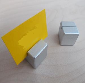 Soporte de tarjeta de Metal de forma cuadrada Diseño único Soporte de decoración de mesa elegante y asequible para el hogar Oficina y eventos - Product Image 2