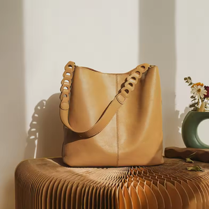 Bolso bandolera moderno de piel marrón con solapa rectangular y correa minimalista, un bolso chic y versátil, al por mayor - Product Image 4