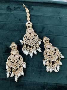 Boucles d'oreilles pendantes en alliage plaqué or de style ethnique fusion indien avec Tikka en zircon en forme de cloche pour les mariages - Product Image 3