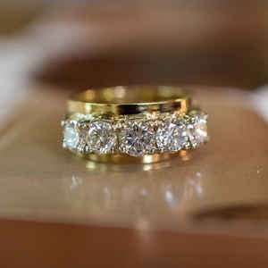 Bague de fiançailles à cinq pierres de diamant de laboratoire de 1,65 carat, taille ronde, avec grappe de pierres, et alliance épaisse pour femme, vente en gros de bijoux - Product Image 5