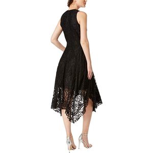 เดรสทรงเอไลน์สีดำสำหรับผู้หญิงยี่ห้อเทย์เลอร์ ไซส์ 4 พร้อมลายพิมพ์ที่เอวธรรมชาติและชายกระโปรงลูกไม้แบบผ้าเช็ดหน้า - Product Image 2