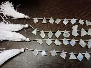 Pierre de lune arc-en-ciel blanche naturelle forme fantaisie Briolette 10 à 14mm perles vendues par brin 9 pouces de long - Product Image 2