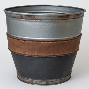 Maceta decorativa de cuero galvanizado con adorno de latón Artesanía hecha a mano que ofrece elegancia para interiores y de temporada - Product Image 6