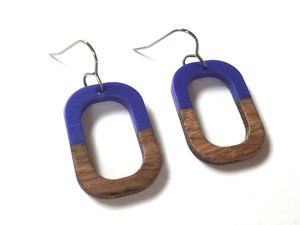 Boucles d'oreilles créoles minimalistes en bois/résine de haute qualité Designs d'art abstrait contemporain Grande résine HF CRAFTS - Product Image 4