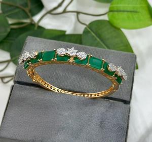 Brazalete Abrible de Alta Calidad con Acabado Dorado Clásico y Circonitas Cúbicas para Bodas y Compromisos, Colección para Fiestas, para Mujer - Product Image 1