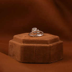 Bague de fiançailles en or massif 18KT avec triangle et diamant carré de laboratoire taillé sur coussin Bague de fiançailles élégante de luxe classique - Product Image 5