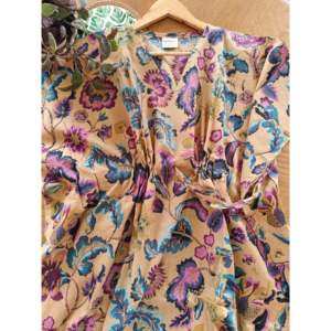 Caftán para Mujer Twilight Garden, Talla Única, Tejido Suave, Mangas Largas, Cuello en V, Corte Holgado - Product Image 1