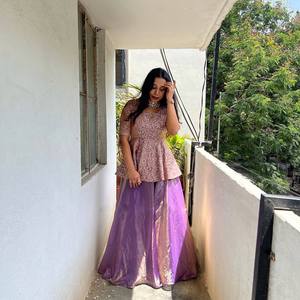SALWAR KAMEEZ MODERNE RÉVERSIBLE TENDANCE avec TRAVAIL DE SÉQUENCE DE BRODERIE EN SOIE et DUPATTA pour la FÊTE - Product Image 4