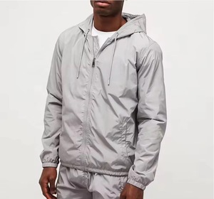 Costume coupe-vent gris réfléchissant pour hommes Ensemble de vêtements de sport de style de rue Survêtement personnalisé imperméable Survêtement élégant pour hommes 2025 - Product Image 1