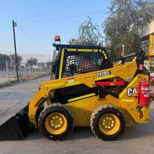 Chargeuse compacte sur pneus d'occasion Cat 242D3, modèle Radial-Lift Beast, avec hydraulique à haut débit, boîte de vitesses et roulement, 2 150 lb ROC, puissance compacte pour les tâches difficiles - Product Image 2
