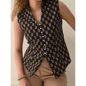 Top de verano de algodón tejido con estampado de Paisley de bloque de mano con cierre de botón con una elegante mezcla de estilo étnico moderno Fusion - Product Image 1