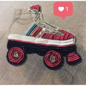 Broche brodée de haute qualité avec des perles, petite plume argentée, options de couture sur tissu et d'épingle de sûreté disponibles - Product Image 2