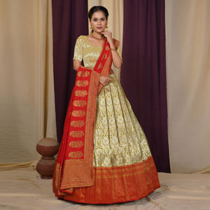 ชุดเลเฮนกาโชลีผ้าไหมบานาราสีพรีเมียม พร้อมลวดลายทอประณีต และผ้าคลุมไหล่เข้าชุด สำหรับงานเลี้ยงฉลองมงคลสมรส - Product Image 3