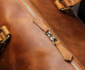 กระเป๋าดัฟเฟิลหนังลำลองสำหรับใส่ชุดสูทและเสื้อผ้าความจุขนาดใหญ่ - Product Image 5