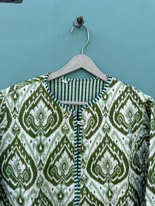 Veste matelassée en coton indien fait à la main pour femmes manteau unisexe réversible bohème avec une belle couleur imprimée pour l'automne - Product Image 4