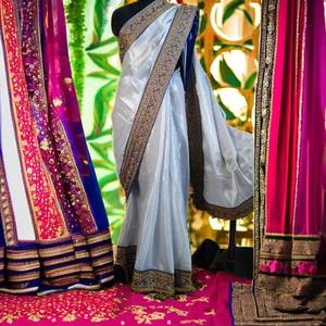 Sari de seda blanca con bordado azul y dorado para un aspecto tradicional elegante - Product Image 1