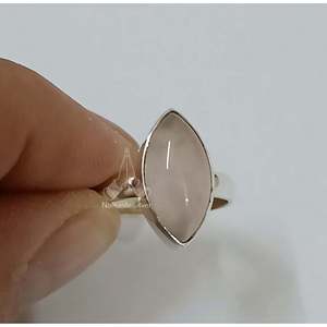 Anillo de Cuarzo Rosa con Corte Marquesa, Hecho a Mano en Plata de Ley, Joyería Boho Minimalista, Gema Rosa Natural, Estilo Hip Hop Elegante - Product Image 6