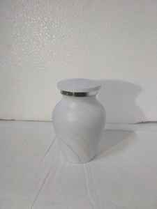 Mini urna de recuerdo de latón macizo más vendida, capacidad de 6 pulgadas cúbicas para entierro de cenizas o restos de bebés - Product Image 4