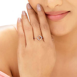 Anillo de Diamantes en Oro Rosa, Diseño Cuadrado Inclinado, Joyería de Moda - Product Image 2