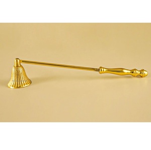 Abatidor de velas de Metal de latón decorativo dorado hecho a mano con mango de diseñador para decoración del hogar y poner velas - Product Image 5