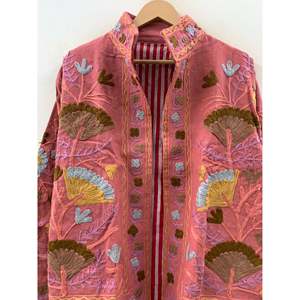 เสื้อแจ็คเก็ตผ้าฝ้ายปักลาย Gulbahar Crewel สำหรับสุภาพสตรี แบบสองด้าน ซับในผ้าลินินเย็บติดกัน ลายดอกกุหลาบสีซีด ระบายอากาศได้ดี เหมาะสำหรับฤดูใบไม้ร่วง - Product Image 4