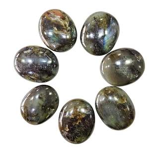 Piedras de Palma de labradorita talladas a mano Cristal curativo pulido para Mindfulness-Piedras de Palma de cristal a granel - Product Image 1