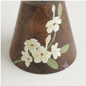 Jarrón de mesa de madera hecho a mano, redondo, de diseño floral rústico para decoración del hogar. - Product Image 4