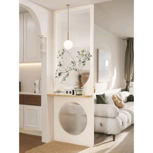 Meuble de rangement contemporain pour couloir avec panneau à lattes, étagère flottante, découpe décorative et largeur totale sur mesure - Product Image 2
