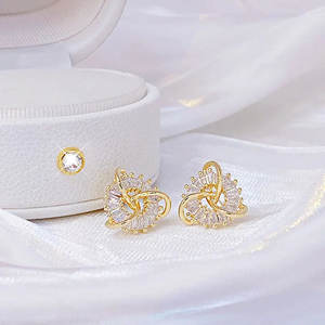 Boucles d'oreilles classiques plaquées or 14 carats avec strass, design géométrique à clous et pendantes, en alliage de cuivre et de zinc, idéales pour les soirées - Product Image 1