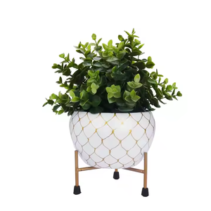 ที่ปลูกต้นไม้โลหะคลาสสิกที่ไม่ซ้ำกันกระถางต้นไม้โลหะสีขาวเคลือบอย่างสง่างามพร้อมขาตั้งเหล็กสีทองสำหรับสวน - Product Image 6