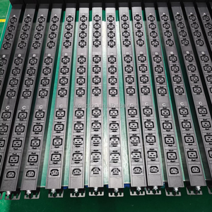 PDU triphasé 12 ports C19 à montage en rack pour la distribution d'énergie des centres de données, destiné aux armoires de serveurs et aux équipements réseau - Product Image 5