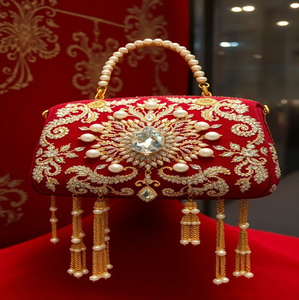 Sac à main en velours rouge avec des broderies florales délicates. Design complexe disponible à prix de gros. - Product Image 3