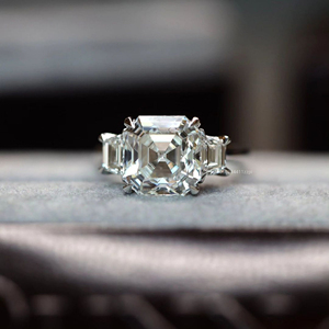 Elégante bague trilogie Asscher Cut en argent 925 avec centre en moissanite 4.7 carats et pierres latérales trapézoïdales Bague de mariage faite à la main - Product Image 4