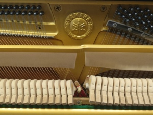 Piano Vertical Yamaha U1A de Alta Gama, 88 Teclas, Acabado Negro, Diseño Clásico, Teclas Contrapesadas, Tablero de Sonido de Madera Sólida, Montaje en Suelo - Product Image 5