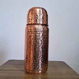 Bouteille d'eau en métal en cuivre pur de conception martelée de haute qualité personnalisée avec couvercle étanche pour une utilisation de bureau directement depuis l'Inde - Product Image 1