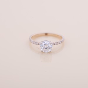 Bague de fiançailles/mariage solitaire en diamant rond brillant cultivé en laboratoire certifié IGI, en or jaune/blanc et rose 9 carats avec bande pavée - Product Image 1