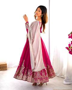 Fêtez cette occasion spéciale avec notre robe longue élégante à motifs volumineux, de la taille et de la couleur parfaites, avec dupatta contrastant. - Product Image 2