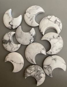 Haute qualité sculpté à la main cristal naturel blanc Howlite lune forme sculpture pour la décoration de la maison - Product Image 5