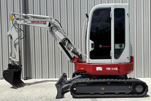 ENVÍO GRATUITO Miniexcavadora TAKEUCHI T138FR 674H, Motor Diésel de 27 HP, Cabina Cerrada con Aire Acondicionado, Aprobado por EPA y CE, Sistema Hidráulico Auxiliar, PLC - Product Image 6