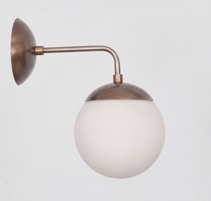 Applique murale moderne en laiton faite à la main avec lampe globe en verre LED pour les entrées de salles de bains de salon et les intérieurs de maison élégants - Product Image 3