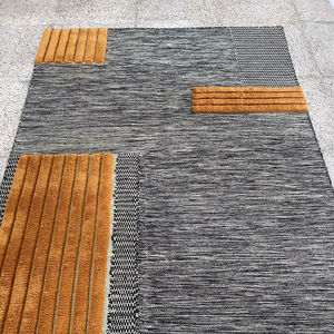 Alfombra de Lana y Algodón Tejida a Mano, Ecológica, Extra Gruesa, Antideslizante, Moderna, Abstracta, Texturizada, Gris, Negra, con Detalles en Mostaza - Product Image 1