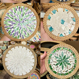 Encantador posavasos de ratán con incrustaciones de nácar, hecho a mano en Vietnam, para protección de mostradores de bar y servicio elegante de bebidas. - Product Image 4