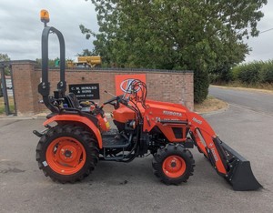 รถแทรกเตอร์ขนาดเล็ก Kubota EK1-261 ขับเคลื่อน 4 ล้อ พร้อมที่ตักด้านหน้า สีแดง เครื่องจักรกลการเกษตร 22 แรงม้า ระบบเกียร์  สำหรับงานเกษตร - Product Image 4