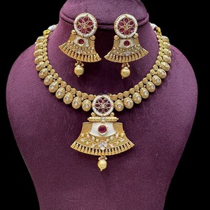 Conjunto de collar de diseñador de aspecto simple chapado en oro de calidad superior tradicional con pendientes para colección de ropa de boda para mujer - Product Image 1