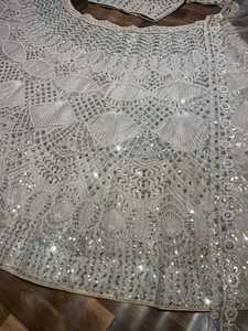 El Lehenga Choli de Boda Más Hermoso y de Moda con Lentejuelas Pesadas y Trabajo de Dori en Material de Seda para Fiestas - Product Image 3