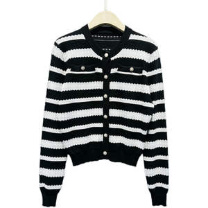 Suéter Cárdigan Corto con Botones para Mujer, Otoño, Color Negro, Tejido de Punto, Bordado Personalizado, Proveedor de Fábrica de Ropa Greek Life - Product Image 1