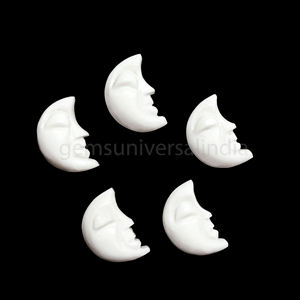 Meilleure qualité pierre blanche Howlite forme de visage de lune pierre précieuse sculptée avec éclat lisse utilisée pour la fabrication de bijoux artisanaux de guérison pendentif - Product Image 4