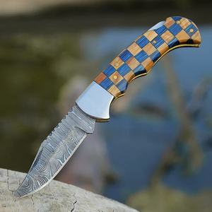 Couteau pliant artisanal en acier damas inoxydable |   Couteau de poche OEM pour la chasse et le camping, manche en bois, étui en cuir, qualité industrielle - Product Image 2