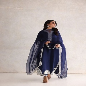 Costumes de pelouse de conception traditionnelle de Punjabi de qualité assurée disponibles dans toutes les tailles de fabrication en inde à bas prix - Product Image 2